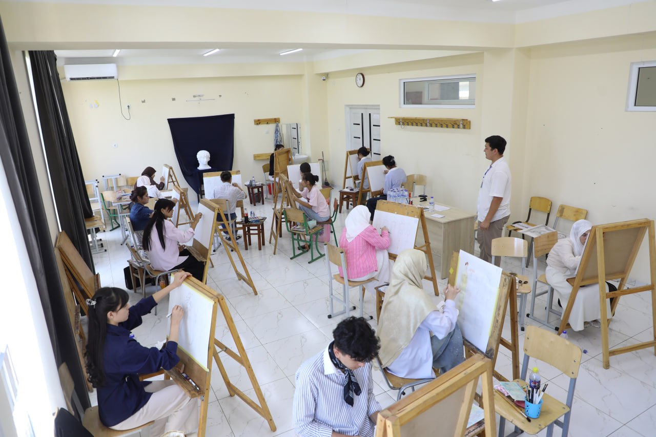卡莫利丁·贝赫佐德国立艺术与设计学院2026–2027学年招生专业（创意）入学考试第三天已按照既定程序顺利结束。