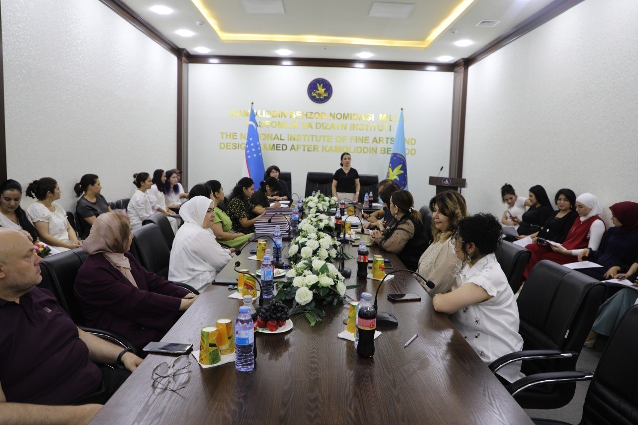 The defense of graduation qualification projects of the 2025–2026 academic year graduates continues at the Kamoliddin Behzod National Institute of Art and Design.