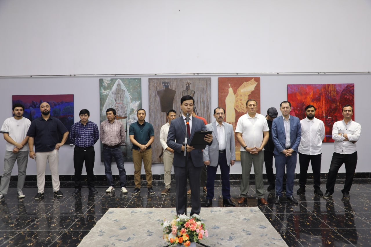 在卡莫利丁·贝佐德国立艺术与设计学院 Akmal Ikramjanov 教授的指导下，“飞向蔚蓝” (Moviyga parvoz) 创意小组的作品展正在举行！
