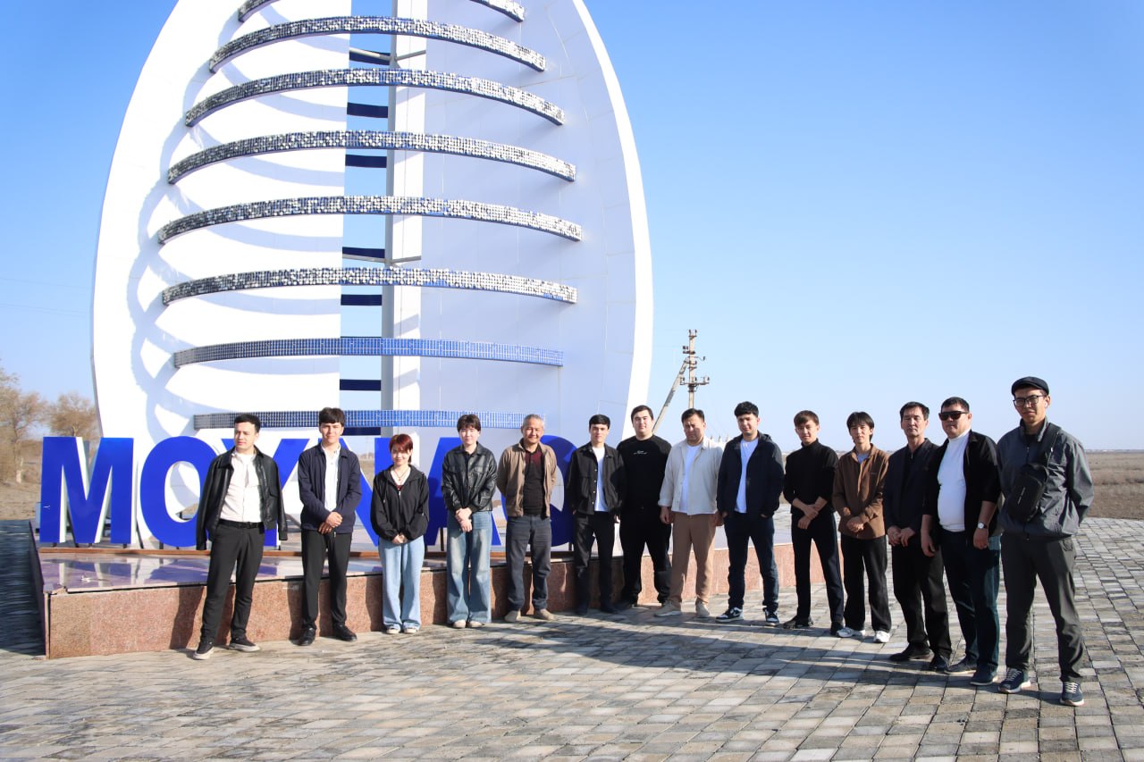 Ученики Национального института искусств и дизайна им. Камолиддина Бехзода провели пленэр вместе со студентами Специализированной художественной школы-интерната им. Жоллибоя Изентаева Республики Каракалпакстан на «Кладбище кораблей» в Муйнакском районе.