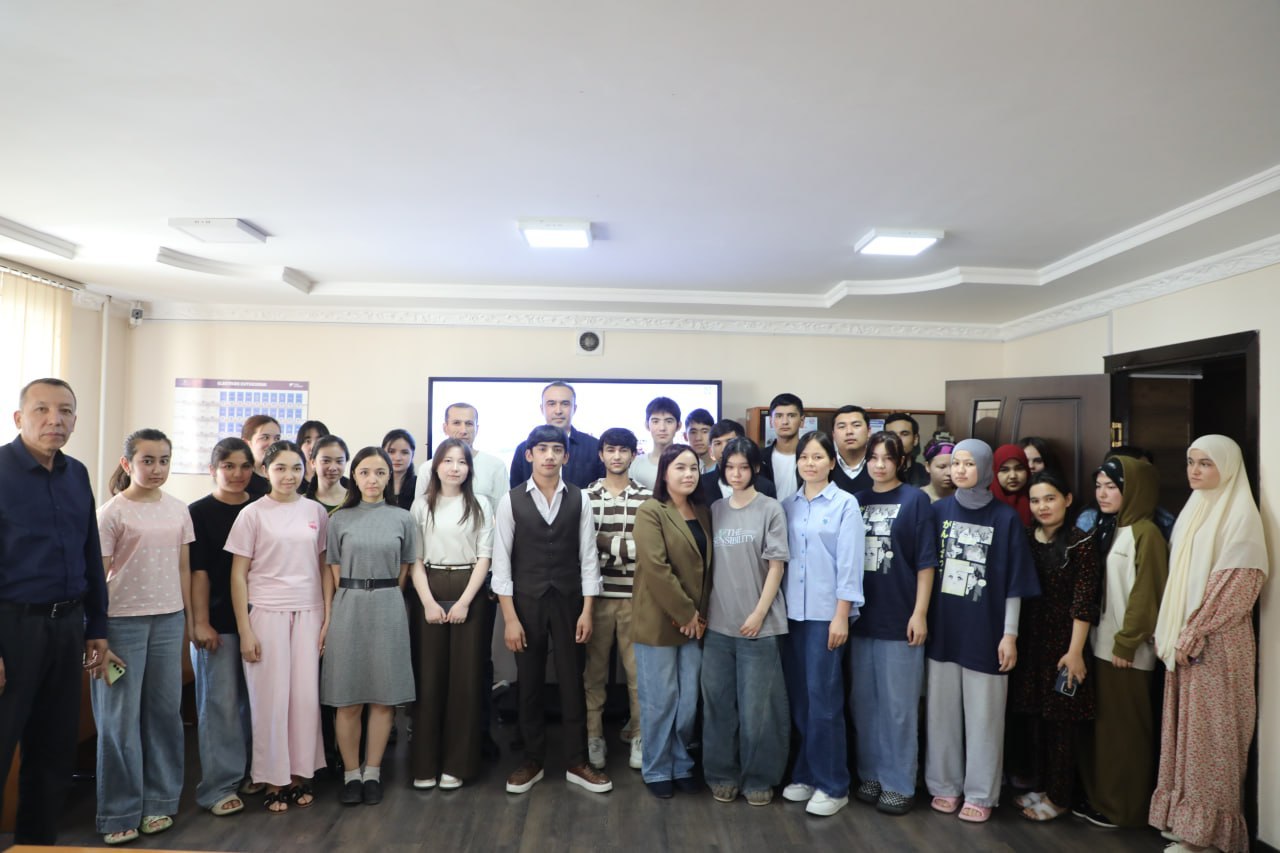 Сегодня в Национальном институте искусств и дизайна имени Камолиддина Бехзода под лозунгом «Ректор в общежитии — один день, одна ночь» ректор института Омонулла Салихов посетил студенческое общежитие!