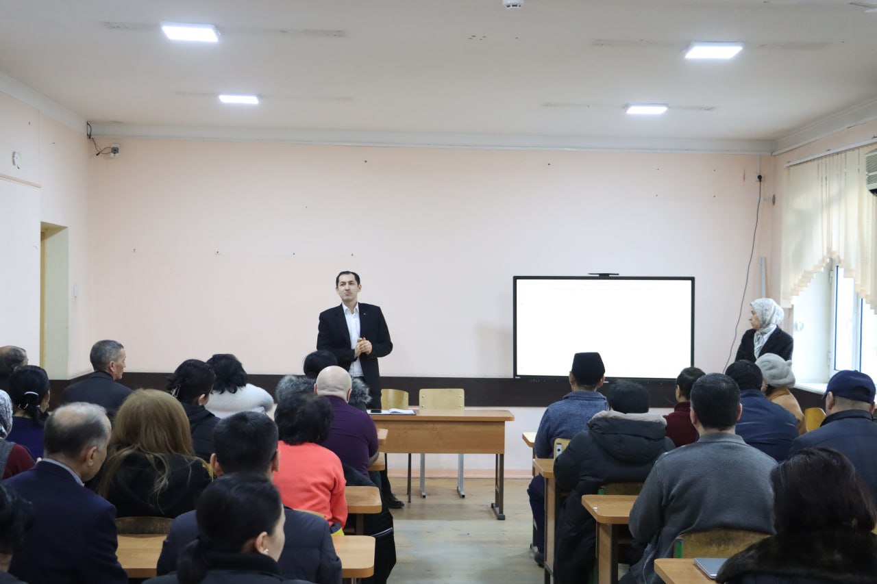 卡莫利丁·贝赫佐德国立艺术与设计学院继续举办教授和教师培训研讨会。