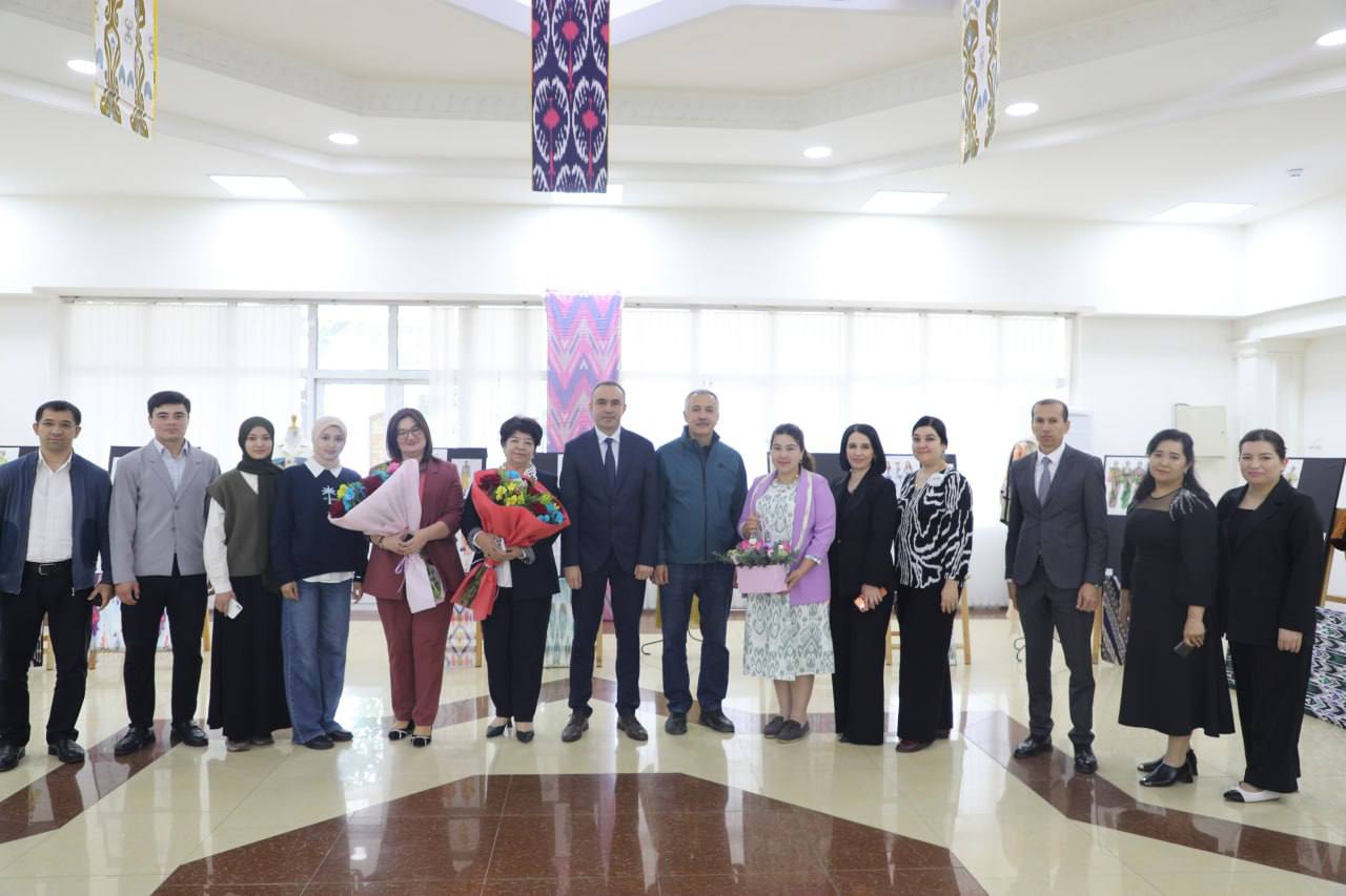 Открылась выставка «Ткани, сшитые на заказ, в XXI веке: мода и стиль» Махлиё Холиковой, преподавателя кафедры «Дизайн одежды»!