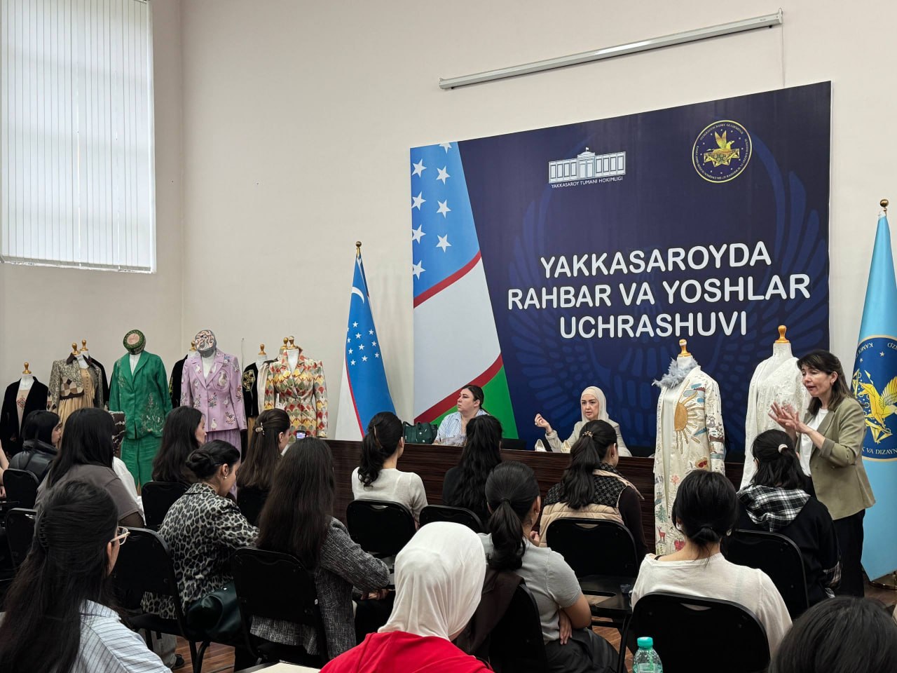 Кафедра «Дизайн одежды» и кафедра «Узбекский и иностранные языки» факультета дизайна совместно организовали очередной мастер-класс для студентов. Гостем мероприятия стала Шоира Абзалова, основательница бренда «HAJAR»!